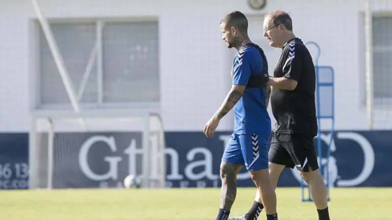 Imagen de Rubén García abandonando el entrenamiento de Osasuna antes del viaje a Holanda. C.A. OSASUNA