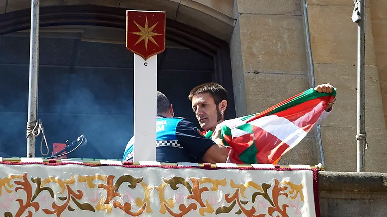 Momento de tensión en el chupinazo de Estella con la colocación de una Ikurriña. MIGUEL OSÉS
