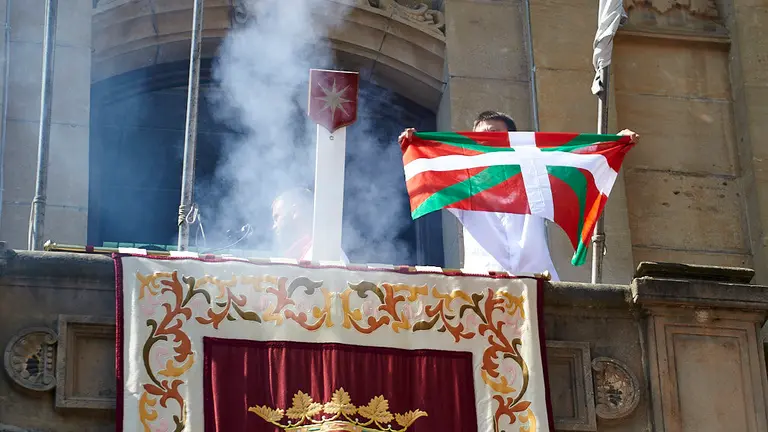 Momento de tensión en el chupinazo de Estella con la colocación de una Ikurriña. MIGUEL OSÉS