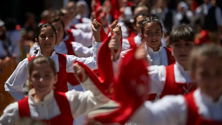 Baile de la Era en la Plaza de los Fueros de Estella tras el chupinazo de comienzo de las fiestas. MIGUEL OSÉS