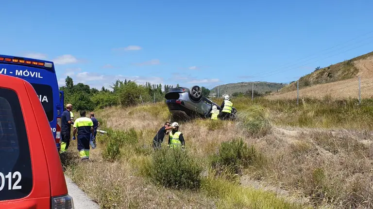 Aparatosa salida de vía en AP-15 punto kilométrico 102. Tres personas heridas por contusiones. GUARDIA CIVIL