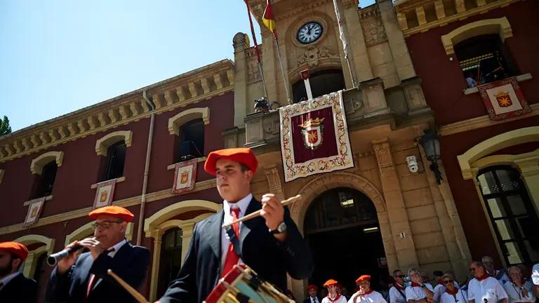 Chupinazo desde el Ayuntamiento que da comienzo a las fiestas de Estella. MIGUEL OSÉS