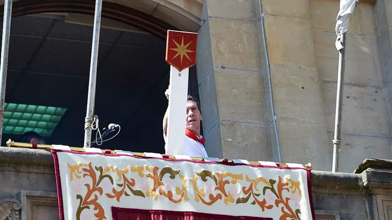 Chupinazo desde el Ayuntamiento que da comienzo a las fiestas de Estella. MIGUEL OSÉS