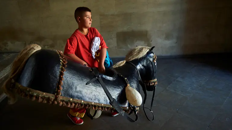 La comparsa de gigantes y cabezudos de Estella recorre las calles de la ciudad en la primera jornada de las fiestas de 2019. MIGUEL OSÉS