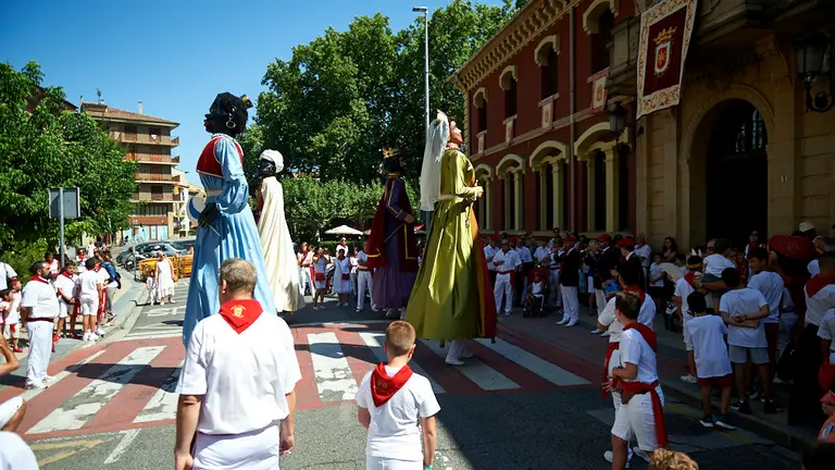 La comparsa de gigantes y cabezudos de Estella recorre las calles de la ciudad en la primera jornada de las fiestas de 2019. MIGUEL OSÉS