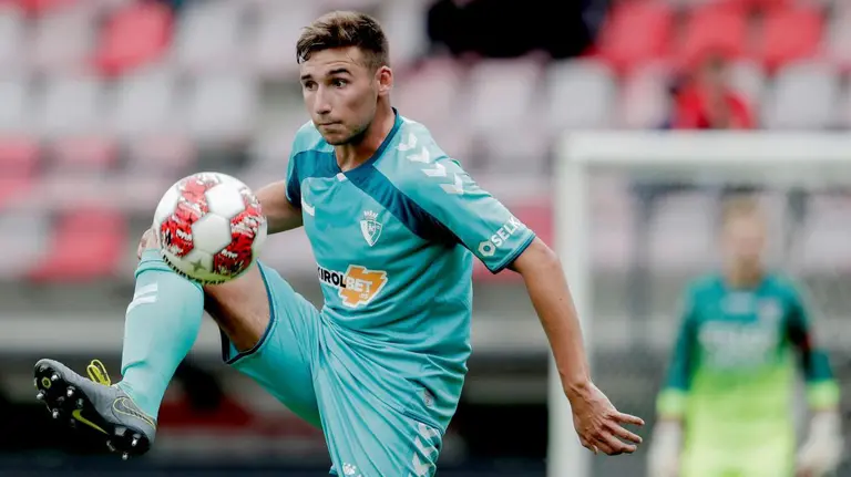 El canterano Moncayola controla el balón durante el partido contra el NEC Nijmegen OSASUNA