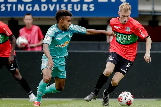 Antonio Otegui presiona a un rival del NEC Nijmegen OSASUNA