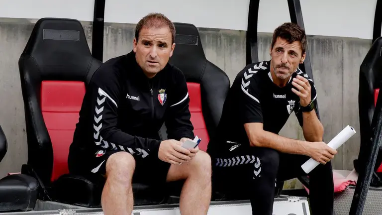 Jagoba Arrasate y Bittor Alkiza, entrenadores del equipo rojillo, durante el partido contra el NEC Nijmegen OSASUNA