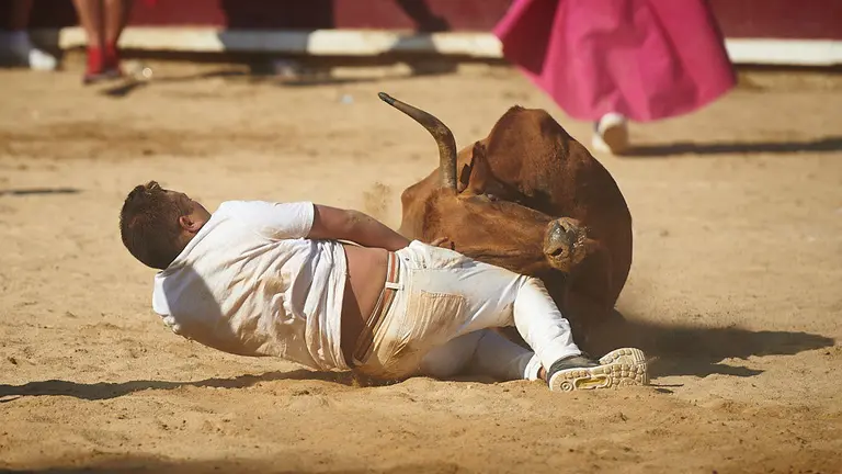 Segundo encierro de las fiestas de Estella con la ganadería de Macua. MIGUEL OSÉS