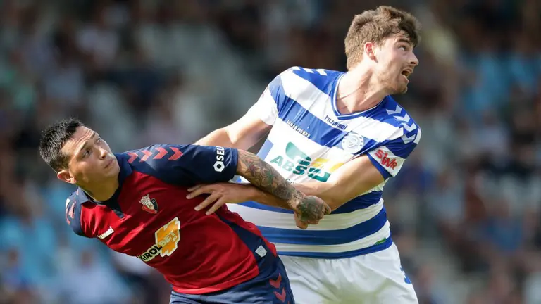 El delantero Chimy Ávila lucha por la posición con un defensa del De Graafschap. OSASUNA