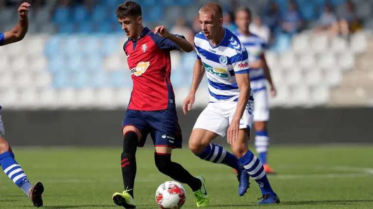 El canterano rojillo Aimar se intenta marchar de dos rivales del De Graafshcap. OSASUNA