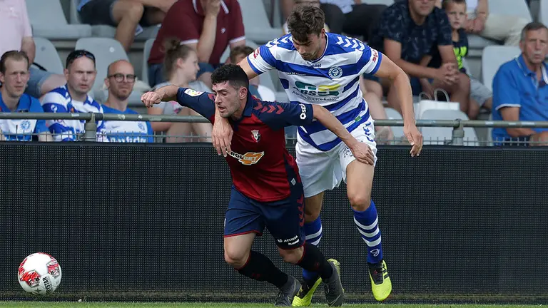 Calvillo recibe una falta durante el partido contra De Graafschap OSASUNA