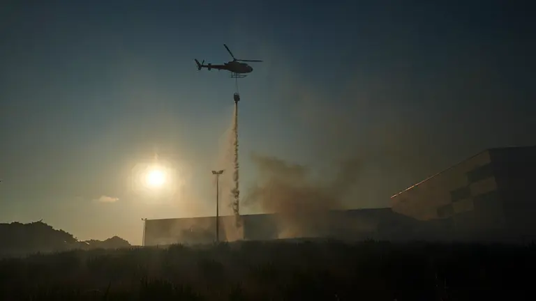 Incendio en una chatarrería entre Salinas de Pamplona y Beriáin. MIGUEL OSÉS