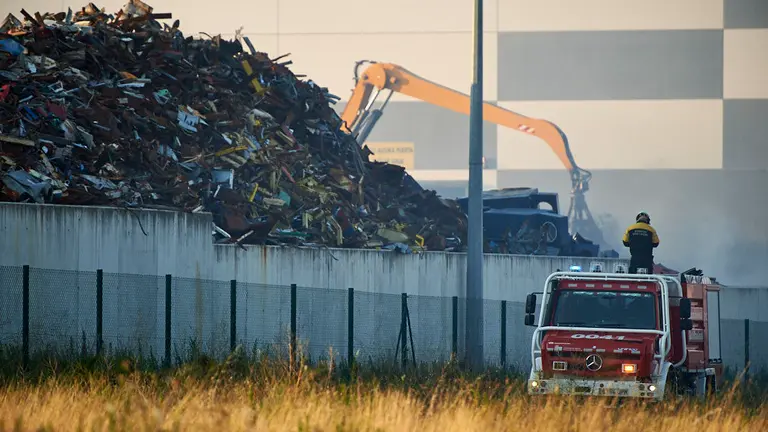 Incendio en una chatarrería entre Salinas de Pamplona y Beriáin. MIGUEL OSÉS