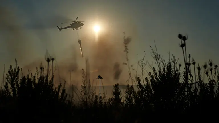 Incendio en una chatarrería entre Salinas de Pamplona y Beriáin. MIGUEL OSÉS