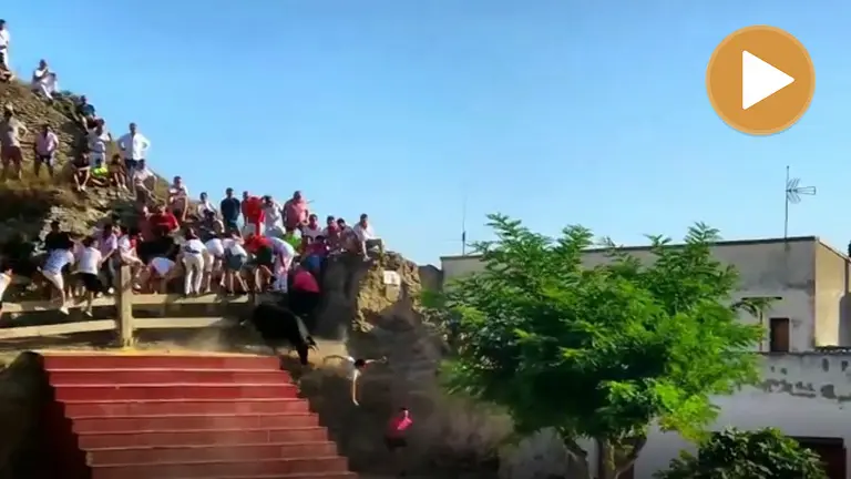 El golpe de un joven tras ser embestido por una vaquilla en Arguedas (player) NAVARRACOM