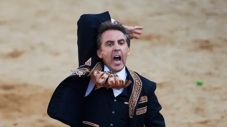 Pablo y Guillermo Hermoso de Mendoza rejonean junto a Luis Pimentel una corrida durante las fiestas de Estella 2019. PABLO LASAOSA 37