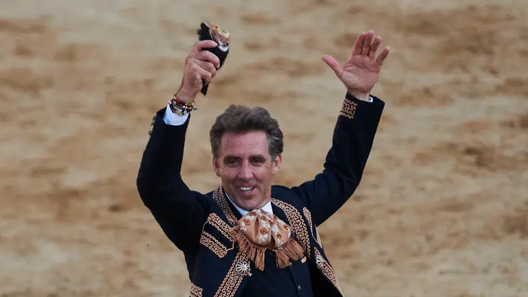 Pablo y Guillermo Hermoso de Mendoza rejonean junto a Luis Pimentel una corrida durante las fiestas de Estella 2019. PABLO LASAOSA 42