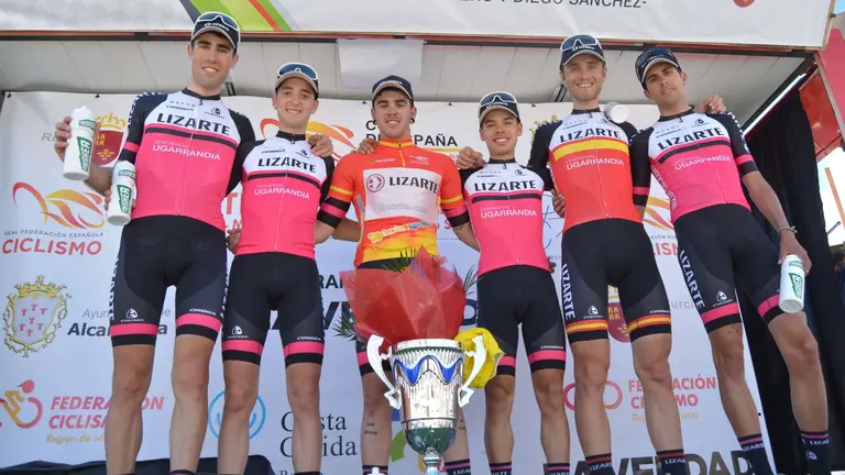 Equipo ciclista Lizarte durante la entrega de unos premios