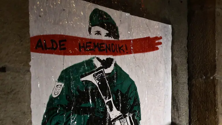 GRA393. ALSASUA (NAVARRA), 14/11/2016.- Cartel colocado hoy en la locadidad de Alsasua con la frase "Alde Hemendik-Fuera de aqui" tras la detención hoy de varios jóvenes en varias localidades por la agresión a dos agentes de la Guardia Civil el pasado 15 de octubre. Las detenciones se elevan ya a ocho y están enmarcadas en la operación Ausiki. Todos ellos, según un auto de la pasada semana de la juez de la Audiencia Nacional Carmen Lamela, podrían pertenecer al "Movimiento OSPA" que dinamiza la campaña de la izquierda abertzale "Alde Hemendik" (Fuera de Aquí) contra el instituto armado y la Policía Foral. EFE/Jesús Diges