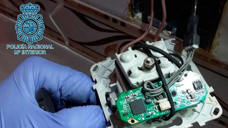 Un disco duro extraido de uno de los ordenadores que la Policía Nacional se ha incautado. CEDIDA