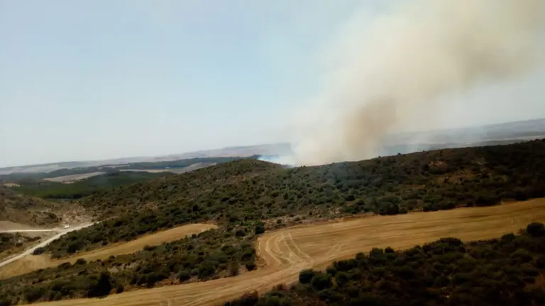 Incendio en Artajona provocado por un tractor BOMBEROS