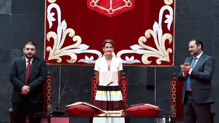 GRAFCAV7055. PAMPLONA (NAVARRA), 06/08/2019.- La socialista María Chivite (c), el ministro de Fomento, José Luis Ábalos (d), y el presidente del Parlamento de Navarra, Unai Hualde (i), este martes durante el acto de su investidura como presidenta del Gobierno de Navarra, al que asisten las principales autoridades navarras, el ministro de Agricultura, Luis Planas, y el lehendakari Íñigo Urkullu. EFE/Jesús Diges