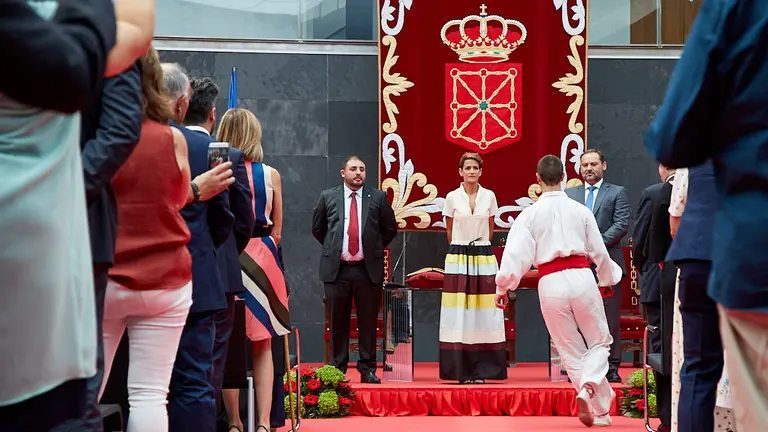 La socialista María Chivite toma posesión del cargo de presidenta del Gobierno de Navarra en el Parlamento Foral. IÑIGO ALZUGARAY