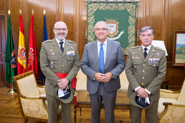 Visita despacho del lcalde Enrique Maya con el Comandante Militar de Navarra
