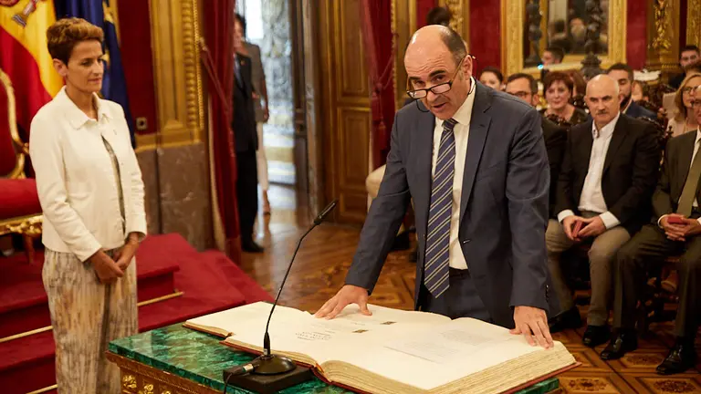 Toma de posesión de los nuevos consejeros del Gobierno foral en el Salón del Trono del Palacio de Navarra. IÑIGO ALZUGARAY