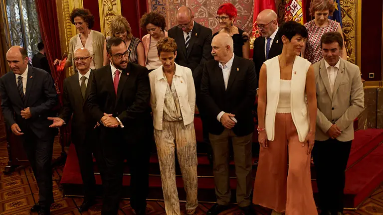 Toma de posesión de los nuevos consejeros del Gobierno foral en el Salón del Trono del Palacio de Navarra. IÑIGO ALZUGARAY