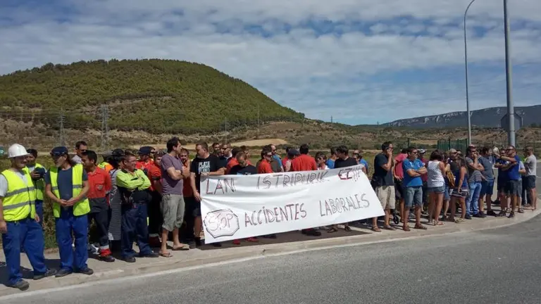 Concentración de trabajadores en la zona de Sangüesa después del accidente laboral en el que ha resultado un hombre herido grave tras una explosión. ELA