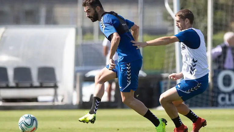Dos de los fichajes de este verano, Adrián López y Darko Brasanac luchan por un balón en un entrenamiento OSASUNA