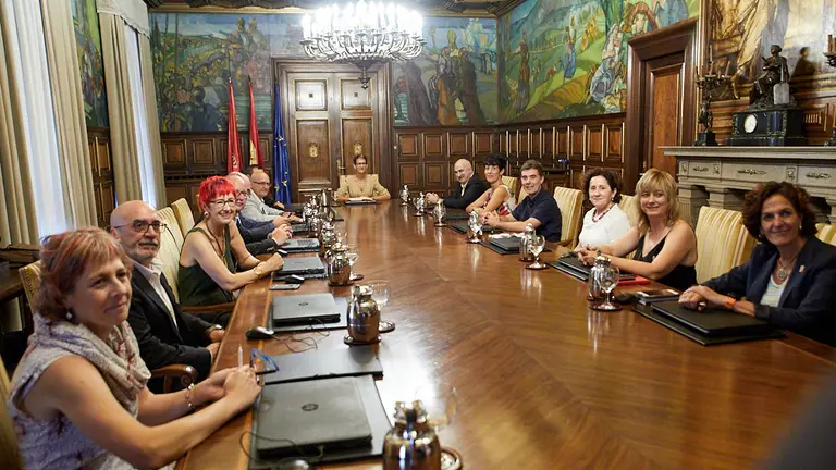 El Ejecutivo navarro celebra su primera sesión de gobierno en el Palacio de Navarra tras la toma de posesión del cargo de la presidenta y los consejeros. IÑIGO ALZUGARAY