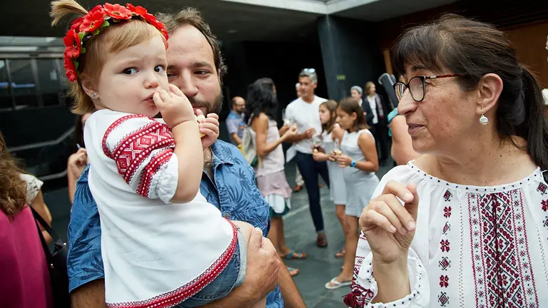 El Parlamento de Navarra acoge a los niños y niñas que participan en el Programa de Acogida de la Asociación Chernóbil Elkartea. IÑIGO ALZUGARAY