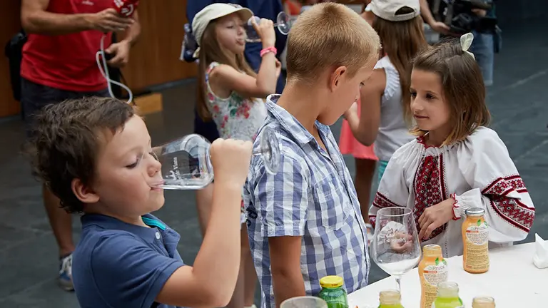 El Parlamento de Navarra acoge a los niños y niñas que participan en el Programa de Acogida de la Asociación Chernóbil Elkartea. IÑIGO ALZUGARAY
