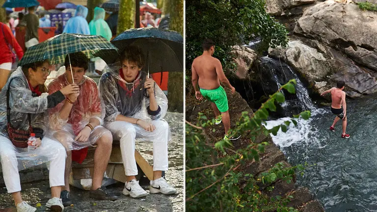 Varios jóvenes con chubasqueros y paragüas durante Sanfermines; y varios niños se bañan en un río durante la ola de calor. ÍÑIGO ALZUGARAY / MIGUEL OSÉS