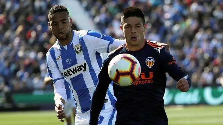 Facundo Roncaglia, durante un partido con el Valencia la temporada pasada. EFE
