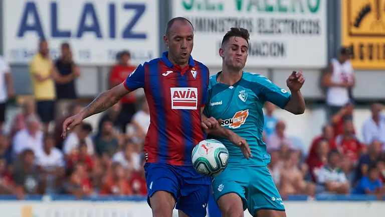 Osasuna se enfrena ante el Eibar en Tafalla en pretemporada de la liga. PABLO LASAOSA 25