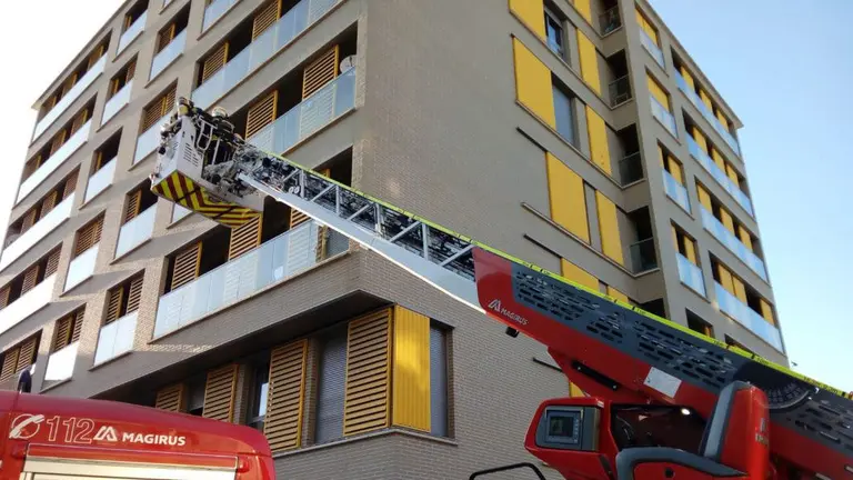Bomberos extinguen un fuego en una cocina del barrio pamplonés de Iturrama, donde una mujer ha resultado herida BOMBEROS