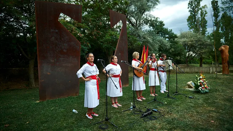 Ofrenda floral ante el monolito "Puerta de la libertad" en recuerdo al subteniente del Ejército Francisco Casanova, asesinado por ETA en el año 2000, acto organizado por "Vecinos de paz". MIGUEL OSÉS