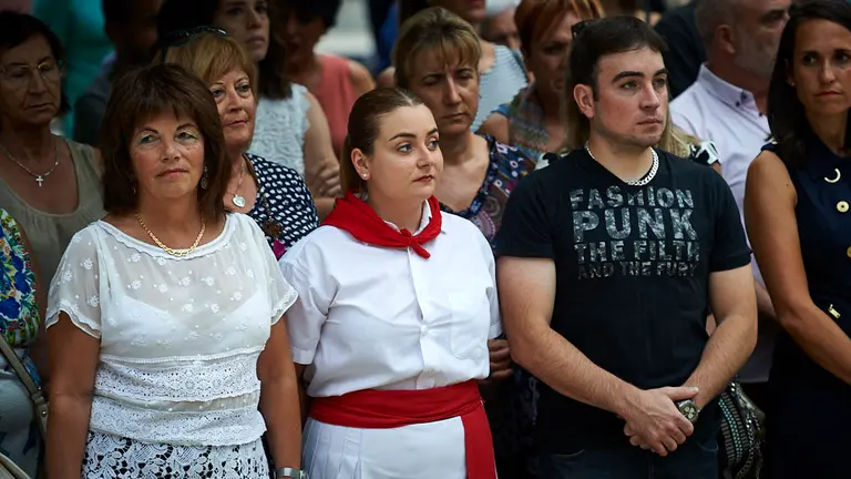 Ofrenda floral ante el monolito "Puerta de la libertad" en recuerdo al subteniente del Ejército Francisco Casanova, asesinado por ETA en el año 2000, acto organizado por "Vecinos de paz". MIGUEL OSÉS