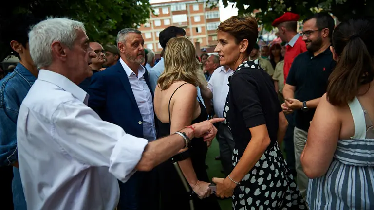 Ofrenda floral ante el monolito "Puerta de la libertad" en recuerdo al subteniente del Ejército Francisco Casanova, asesinado por ETA en el año 2000, acto organizado por "Vecinos de paz". MIGUEL OSÉS