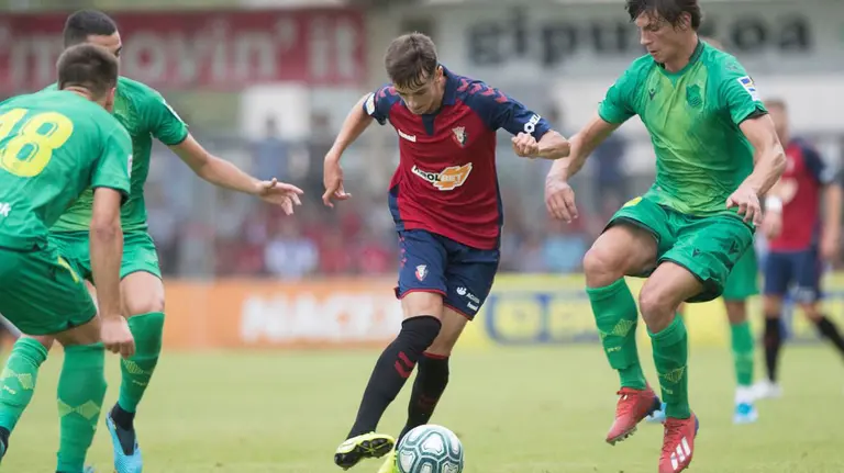El canterano Aimar, presionado por tres rivales de la Real Sociedad OSASUNA