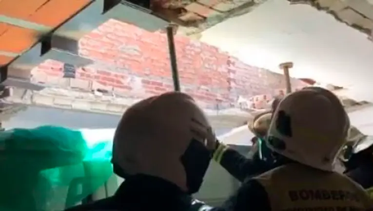 Imagen de los los bomberos en la vivienda derrumbada en San Fernando de Henares (Madrid). BOMBEROS DE MADRID