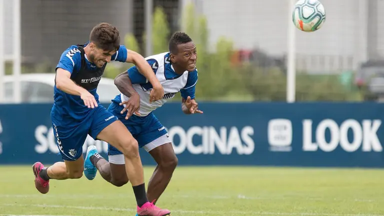 Nacho Vidal y Pervis Estupiñán luchan por un balón en el entrenamiento de Tajonar OSASUNA