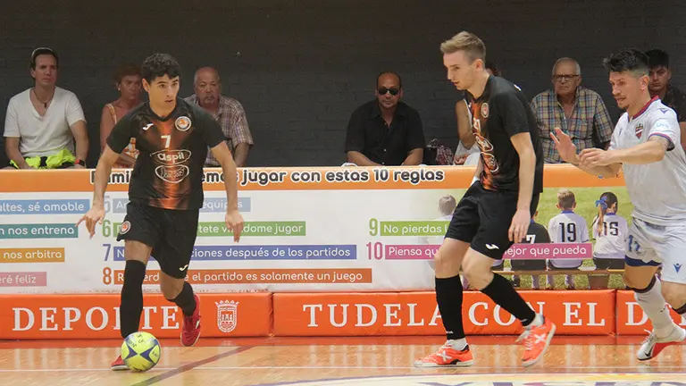 Nil Closas, fichaje de Ribera Navarra, durante un partido de pretemporada AJRN