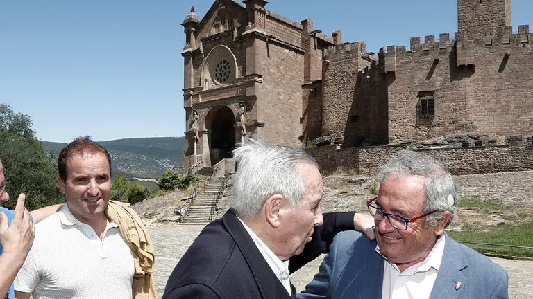 13/08/2019.- El presidente del Club Atlético Osasuna, Luis Sabalza (d), y el entrenador del equipo, Jagoba Arrasate (i), salen de la Basílica de Javier, cuna del patrón de Navarra, al termino del tradicional acto previo a la temporada de fútbol, que el equipo rojillo ha realizado este martes en Javier (Navarra). EFE/ Jesús Diges