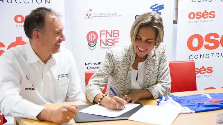 Firma del acuerdo de patrocinio entre Fundación Ardoi y Osés Construcción FA