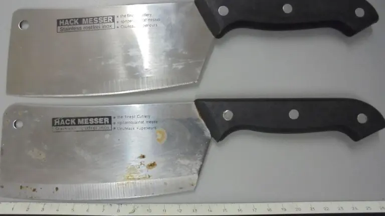 Los dos cuchillos de cocina que afilaba un vecino de Tudela TWITTER POLICÍA LOCAL